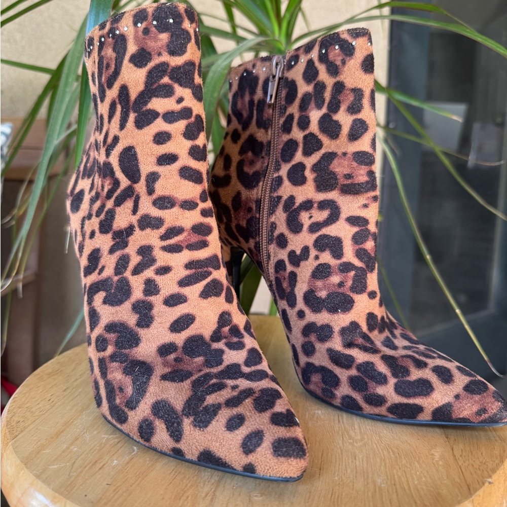 Leopard Print Pointy-Toe Booties